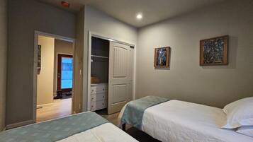 2 habitaciones, escritorio y tabla de planchar con plancha