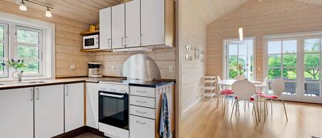 Køleskab, kogeplade, opvaskemaskine, kaffe-/temaskine