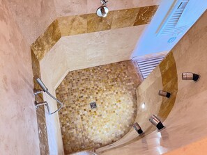 Penthouse, Blick auf die Anlage | Badezimmer | Haartrockner, Handtücher, Seife, Shampoo