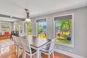 Dining - Delight on the Dock at the Edgewater Inn on Lake Hartwell (Anderson)