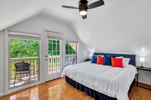 3 bedrooms, iron/ironing board, WiFi, bed sheets - Delight on the Dock at the Edgewater Inn on Lake Hartwell (Anderson)