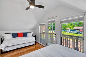 3 bedrooms, iron/ironing board, WiFi, bed sheets - Delight on the Dock at the Edgewater Inn on Lake Hartwell (Anderson)