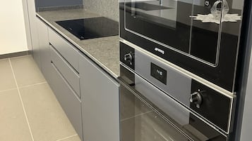 KĂŒhlschrank, Mikrowelle, Ofen, Herdplatte