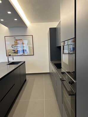 冷蔵庫、電子レンジ、オーブン、コンロ