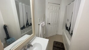 Towels, soap, shampoo, toilet paper - Muskoka Nights Motel  (Gravenhurst)
