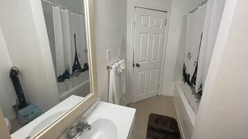 Handdukar, tvål, schampo och toalettpapper