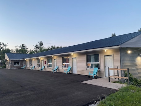 Exterior. Muskoka Nights Motel