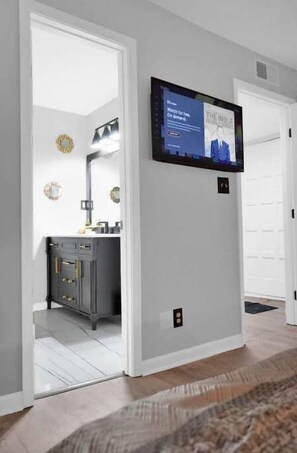 4 bedrooms, WiFi, bed sheets - Luxurious Hidden Gem w/ Theater, Gameroom and Bar (Stone Mountain)