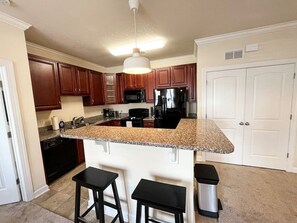 ثلاجة، ميكروويف، فرن، موقد طهي مسطح