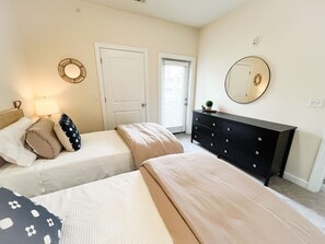 2 عدّة غرف نوم ومكواة/لوح كي وواي فاي وملاءات أسرّة