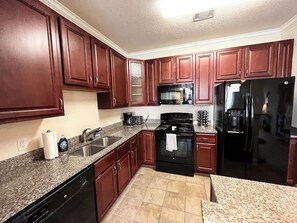 Frigorifero, microonde, forno, piano cottura