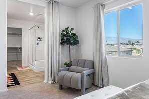 Shower, hair dryer, towels - Entertainment Paradise | Pool Spa & GameRoom (Coachella)