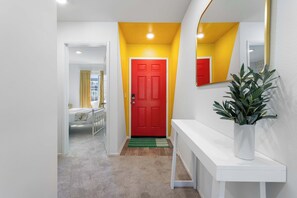 5 عدّة غرف نوم ومكواة/لوح كي وواي فاي وملاءات أسرّة