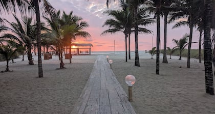 Private Beachfront Resort: Sleeps 20+, Pool & Bar