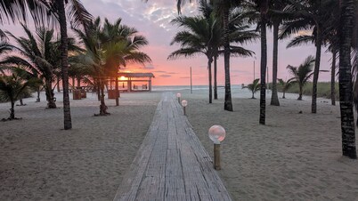 Private Beachfront Resort: Sleeps 20+, Pool & Bar