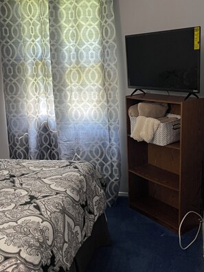 4 bedrooms, desk, iron/ironing board, travel cot