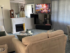 Smart TV, fireplace