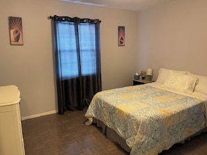 4 chambres, bureau, fer et planche à repasser, lit de bébé portatif