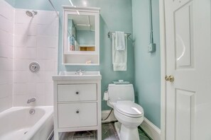 Haartrockner, HandtĂŒcher, Seife, Toilettenpapier