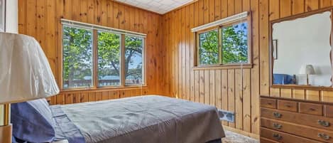 3 bedrooms, iron/ironing board, travel cot, free WiFi