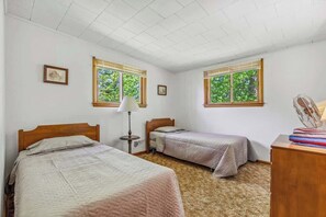 3 bedrooms, iron/ironing board, travel cot, free WiFi