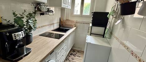 Geladeira, micro-ondas, fogão, cooktop