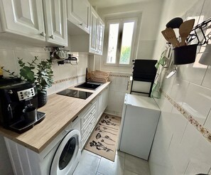 Réfrigérateur, micro-ondes, four, plaque de cuisson