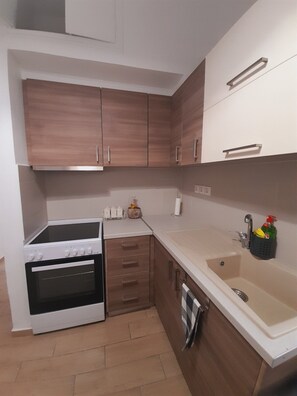 Réfrigérateur, four, cafetière/bouilloire, bouilloire électrique