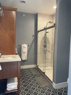 淋浴设施、吹风机、毛巾、肥皂