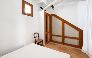 2 bedrooms, travel crib, free WiFi, bed sheets