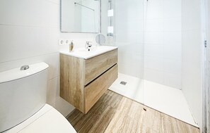 Shower, hair dryer - 2 bedroom awesome home in Portocolom (Portocolom)