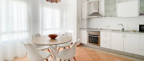 Kjøleskap, ovn, kokeplater og kaffetrakter/tekoker