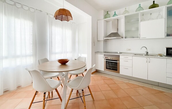 Fridge, oven, stovetop, coffee/tea maker