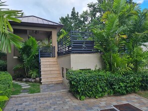 Property grounds - Modern 2 bed, 2 bath in Kingston, Jamaica (Kingston)