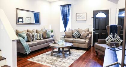 Cozy townhouse in the heart of "The Grove". Minutes from Forest Park and Zoo.