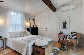 3 bedrooms, iron/ironing board, free WiFi, bed sheets - walk 2 beach! artistic home w/detached guesthouse (Galveston)