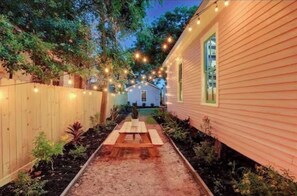 Outdoor dining - walk 2 beach! artistic home w/detached guesthouse (Galveston)