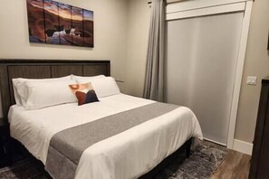 2 chambres, coffres-forts dans les chambres, fer et planche à repasser