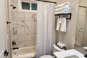 Hair dryer, towels, soap, shampoo - Private Home-2 Bed/2 Bath -HOT TUB / Near Zion NP (Hurricane)