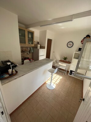 Frigorifero, microonde, piano cottura, bollitore elettrico