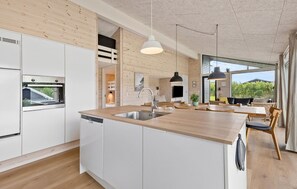 Réfrigérateur, four à micro-ondes, surface de cuisson, lave-vaisselle