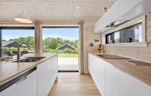 ثلاجة، موقد طهي مسطح، غسالة أطباق، ماكينة لصنع القهوة/الشاي