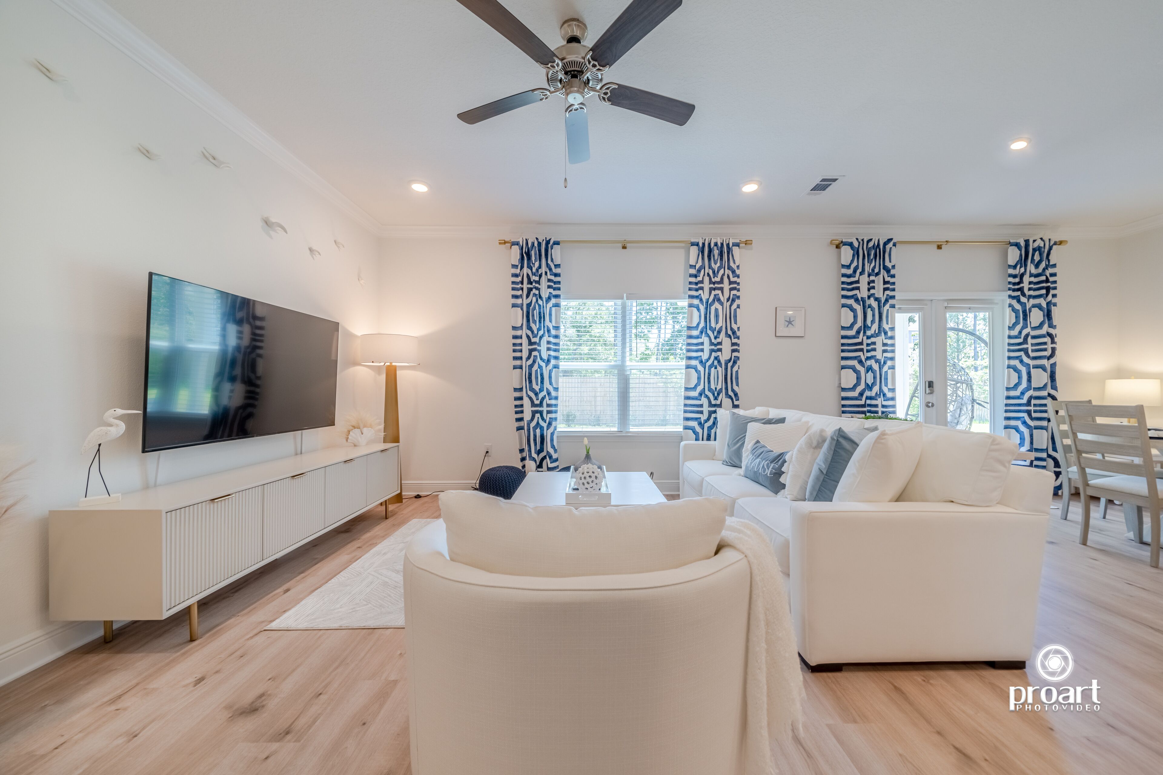 Smart TV, computer monitors