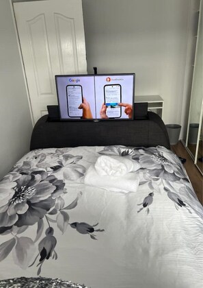 1 habitación, tabla de planchar con plancha, wifi gratis y ropa de cama 
