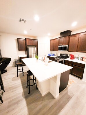 Private kitchen - VIP CLASS TWO ~ Real Comfort ~ 3 Bedrooms (Lodi)