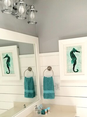 Dusche, Haartrockner, Handtücher, Toilettenpapier