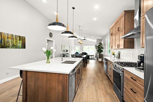 RiverWest Vista - Riverfront, Sauna, Dog Friendly, 25% off Ski Tickets