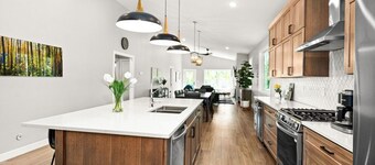 RiverWest Vista - Riverfront, Sauna, Dog Friendly, 25% off Ski Tickets