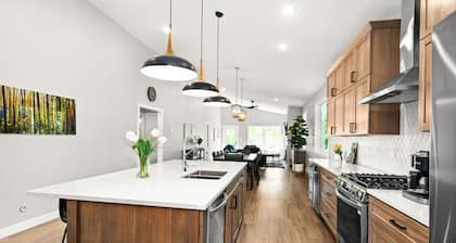 RiverWest Vista - Riverfront, Sauna, Dog Friendly, 25% off Ski Tickets