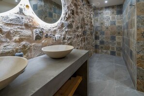 Chuveiro, secador de cabelo, bidê, toalhas de banho